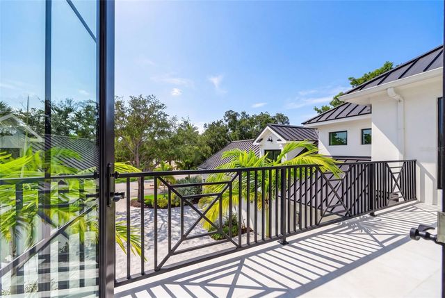 656 TROPICAL CIRCLE, Sarasota, FL 34242