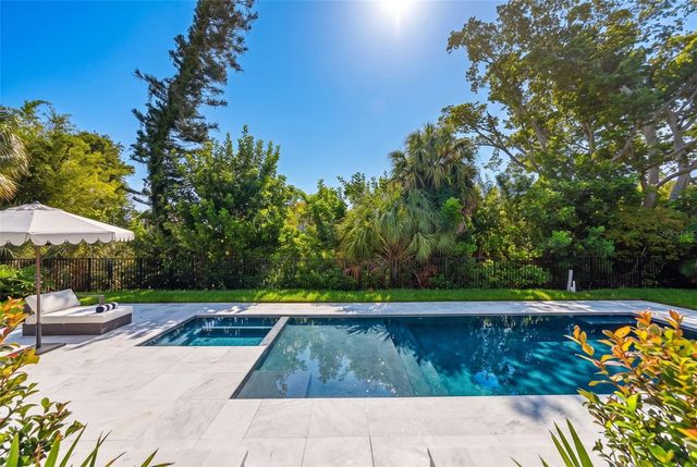 656 TROPICAL CIRCLE, Sarasota, FL 34242