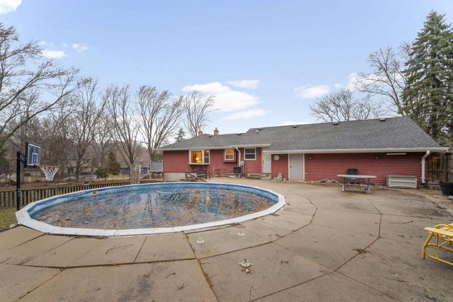 1324 RHYNIE COURT, West Bend, WI 53095