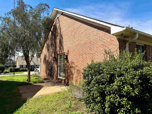 349 W Pointe Drive, Spartanburg, SC 29301