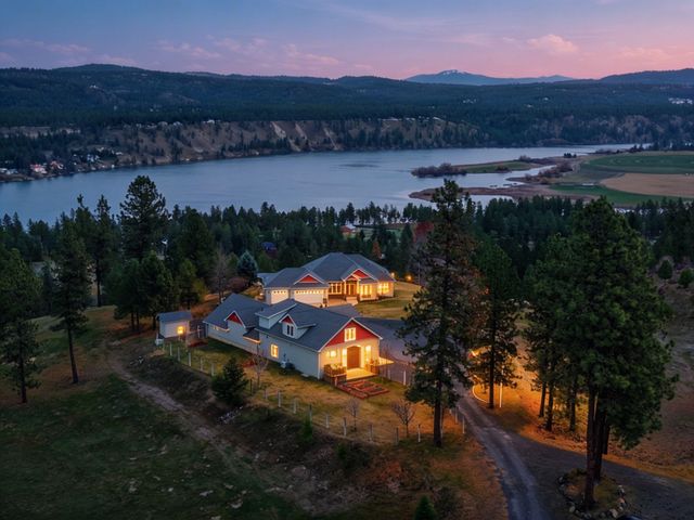 18528 N Valley Rd, Nine Mile Falls, WA 99026
