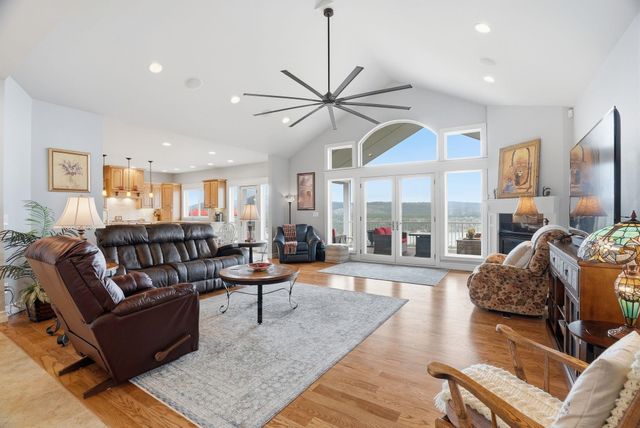 18528 N Valley Rd, Nine Mile Falls, WA 99026