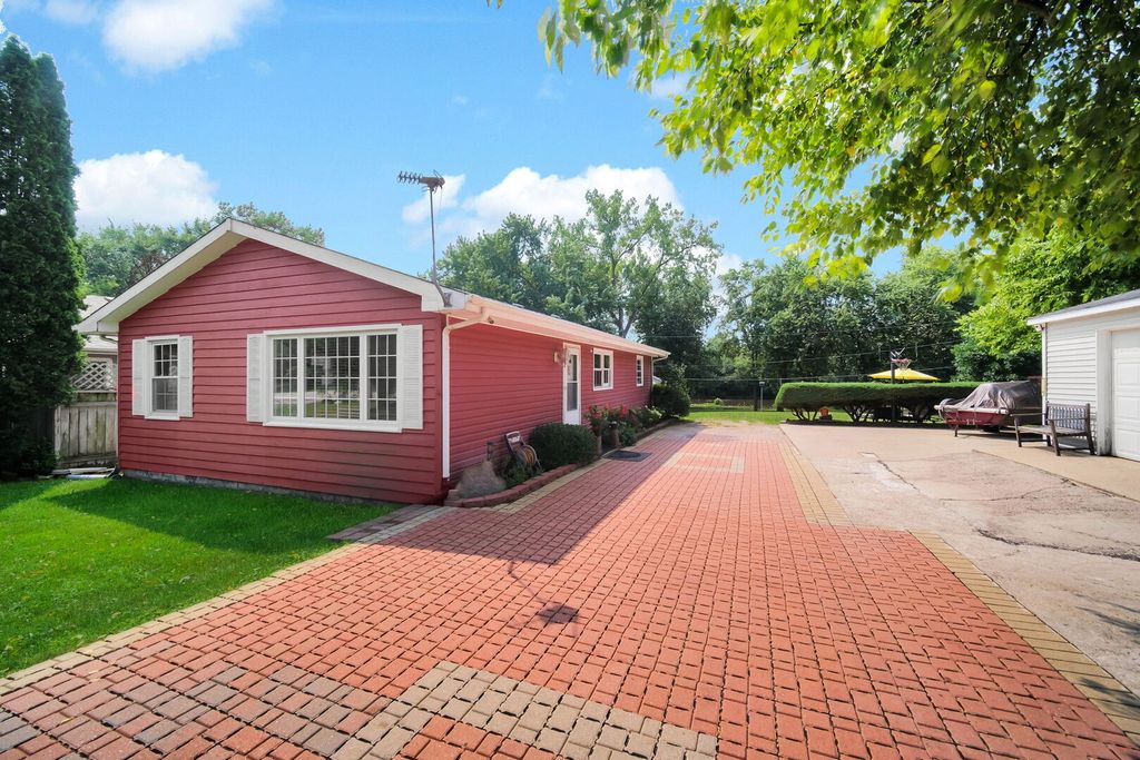 28W575 Barnes Avenue, West Chicago, IL 60185
