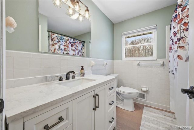 523 Tilmor Drive, Waterford Charter Township, MI 48328