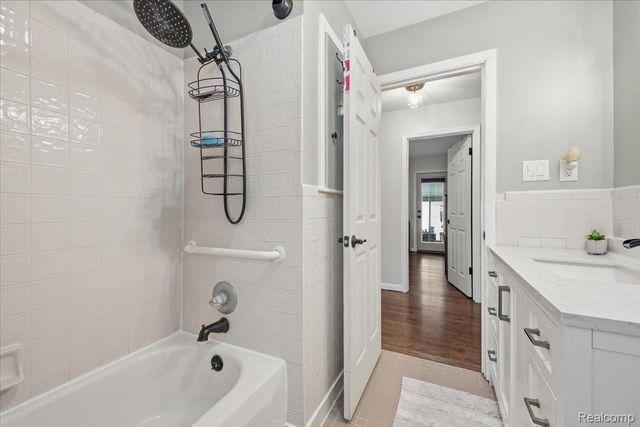 523 Tilmor Drive, Waterford Charter Township, MI 48328