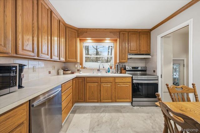 523 Tilmor Drive, Waterford Charter Township, MI 48328