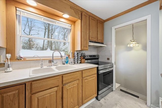 523 Tilmor Drive, Waterford Charter Township, MI 48328