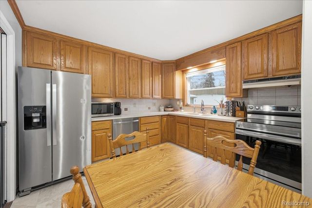 523 Tilmor Drive, Waterford Charter Township, MI 48328