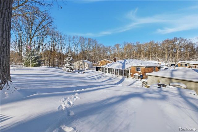 523 Tilmor Drive, Waterford Charter Township, MI 48328