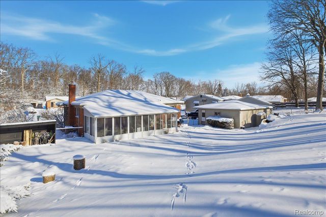 523 Tilmor Drive, Waterford Charter Township, MI 48328