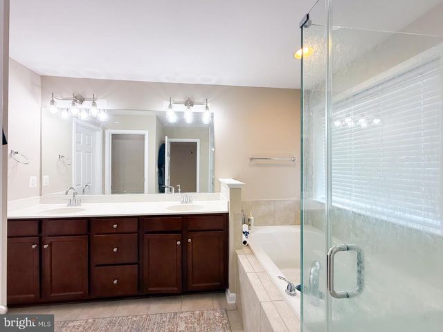 42258 DEAN CHAPEL SQ, Chantilly, VA 20152