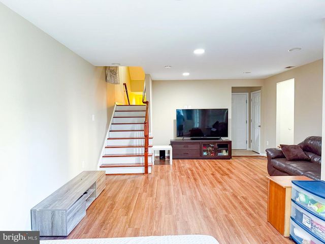 42258 DEAN CHAPEL SQ, Chantilly, VA 20152