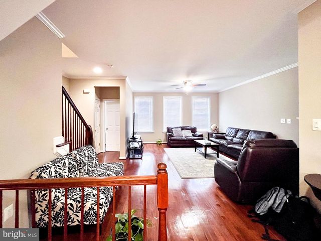 42258 DEAN CHAPEL SQ, Chantilly, VA 20152