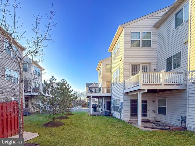 42258 DEAN CHAPEL SQ, Chantilly, VA 20152