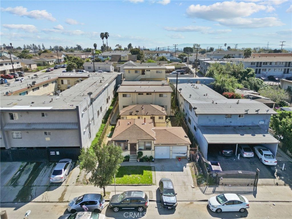 Image 11 of property listing at 1108 W 117th, Los Angeles, CA 90044