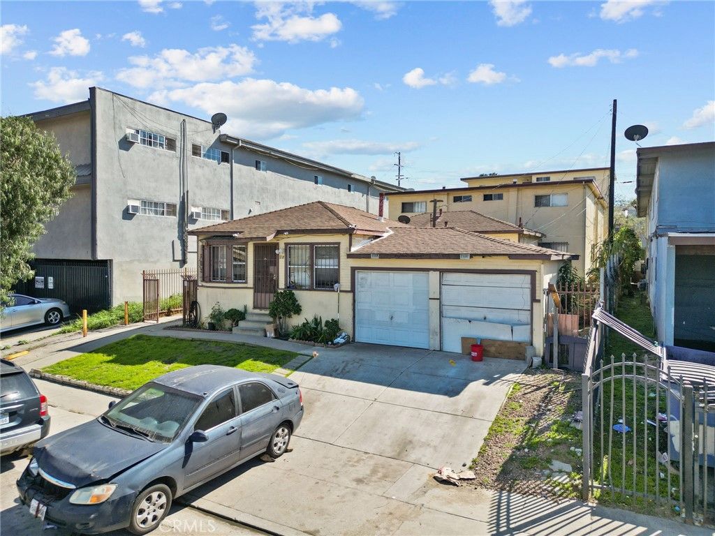 Image 2 of property listing at 1108 W 117th, Los Angeles, CA 90044