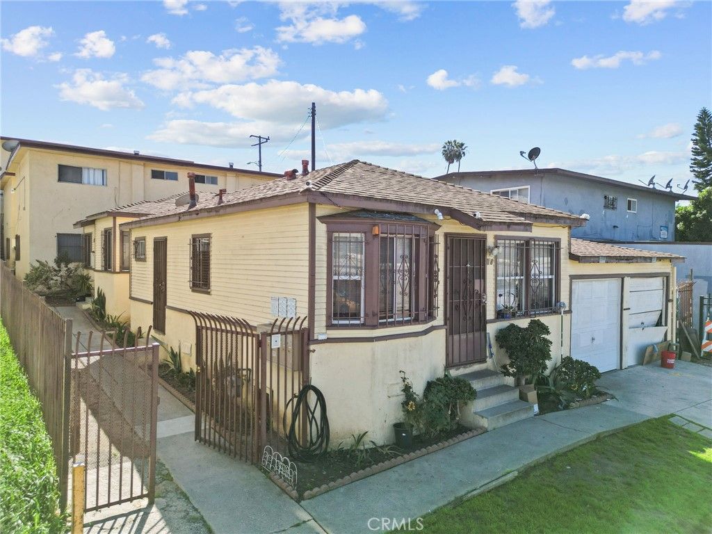 Image 3 of property listing at 1108 W 117th, Los Angeles, CA 90044