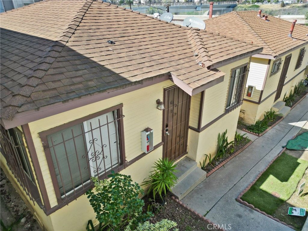 Image 4 of property listing at 1108 W 117th, Los Angeles, CA 90044