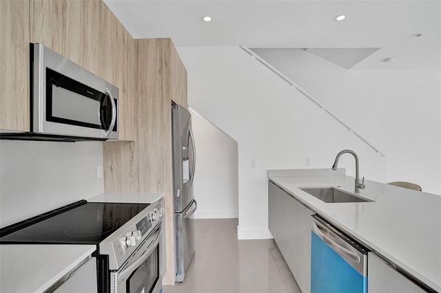815 NE 17th Avenue 5, Fort Lauderdale, FL 33304