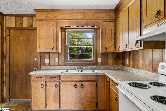 634 Wesleyan Drive, Central, SC 29630