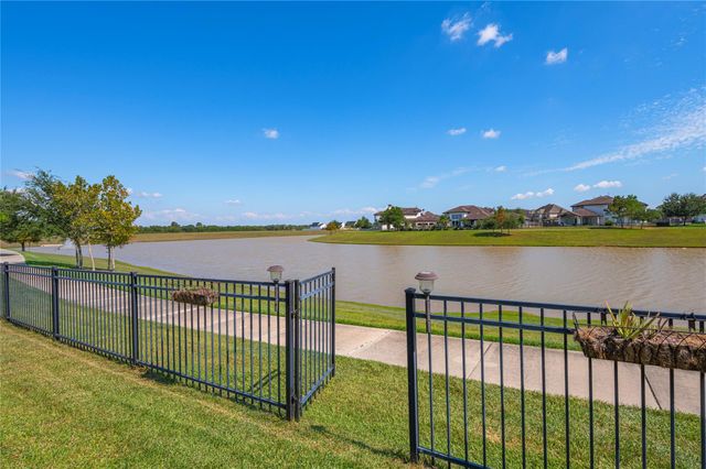 825 Galloway Mist Lane, Friendswood, TX 77546