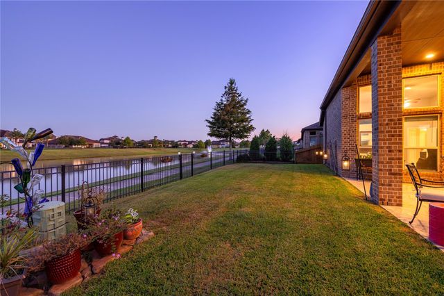 825 Galloway Mist Lane, Friendswood, TX 77546