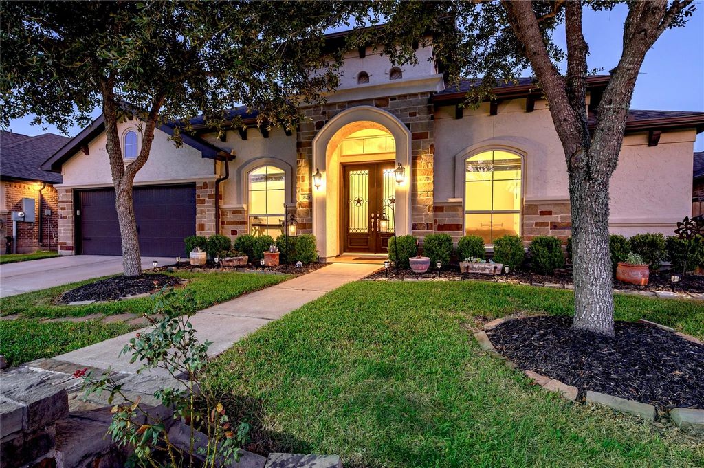 825 Galloway Mist Lane, Friendswood, TX 77546