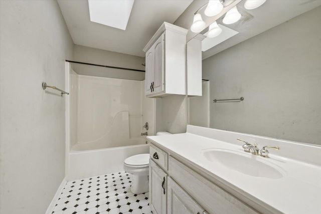 2 Oak Creek Ridge Drive, Longview, TX 75605