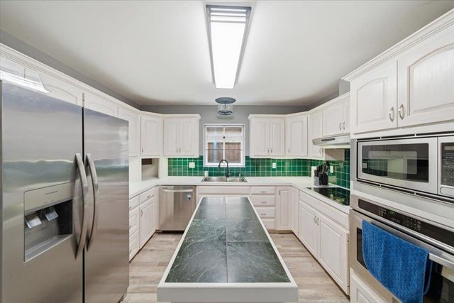 2 Oak Creek Ridge Drive, Longview, TX 75605