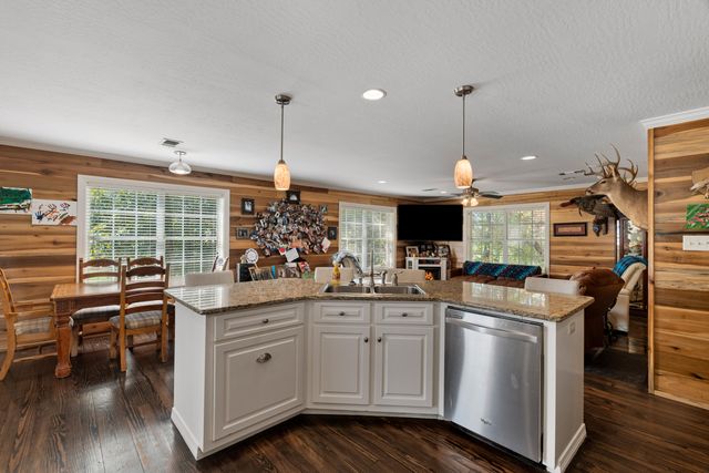 18 E Lakeview Dr., Columbia, MS 39429