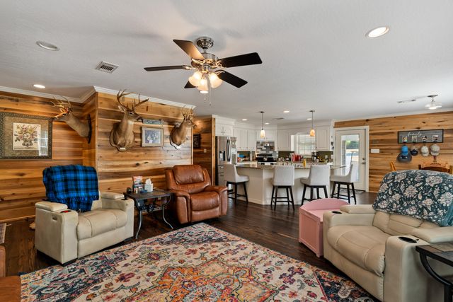 18 E Lakeview Dr., Columbia, MS 39429