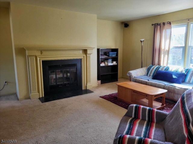 33 Hancock Ct, Raritan Twp., NJ 08822