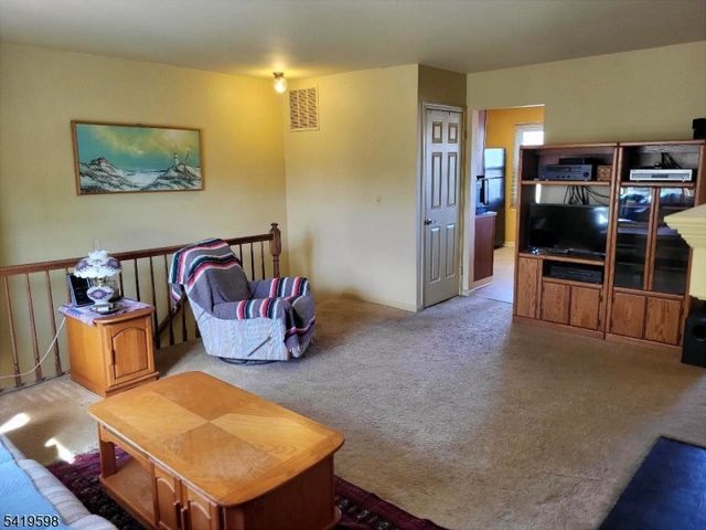 33 Hancock Ct, Raritan Twp., NJ 08822
