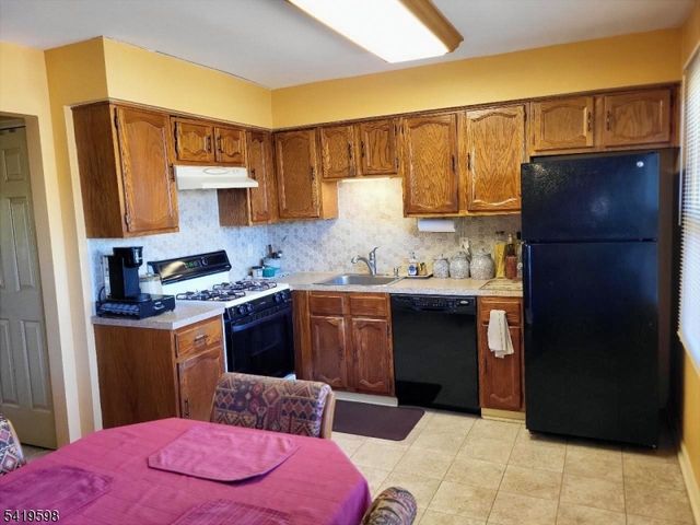 33 Hancock Ct, Raritan Twp., NJ 08822
