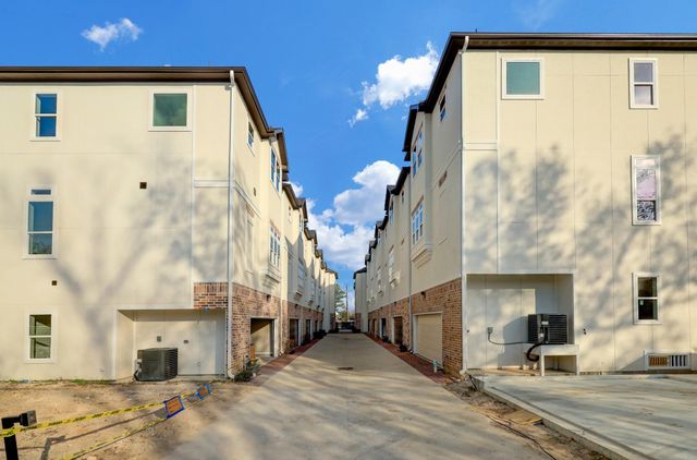 1007 E 28th Street, Houston, TX 77009