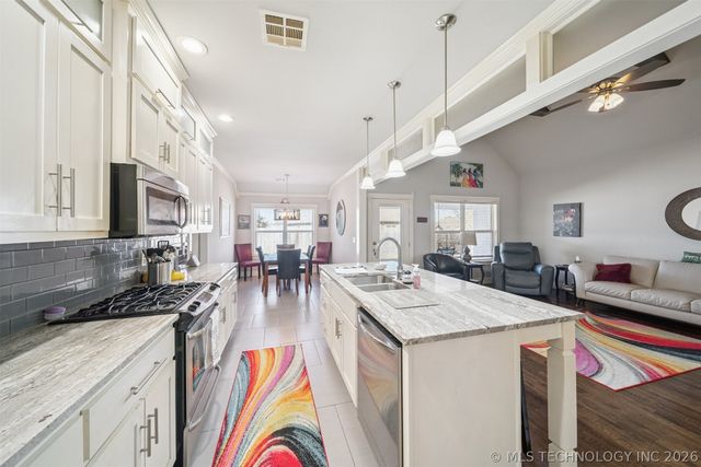 1108 Colhurst Lane, Claremore, OK 74019