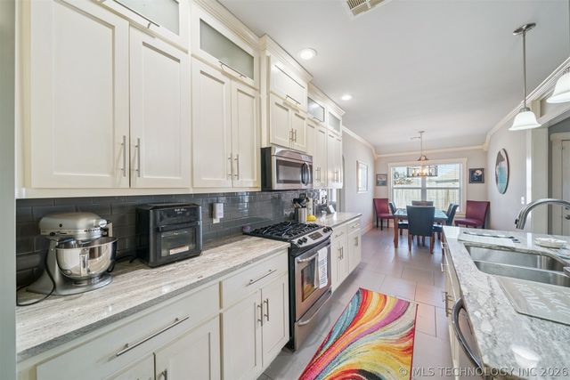 1108 Colhurst Lane, Claremore, OK 74019