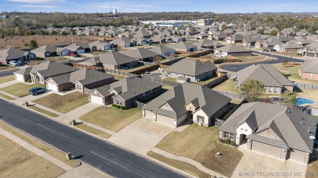 1108 Colhurst Lane, Claremore, OK 74019
