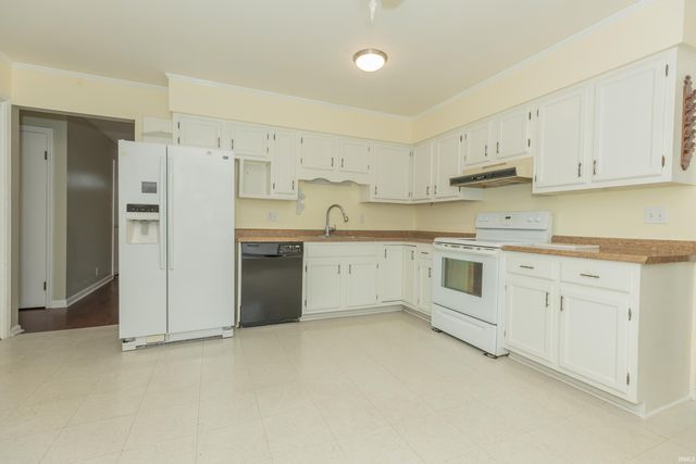 923 Forest Glen Drive, Evansville, IN 47712