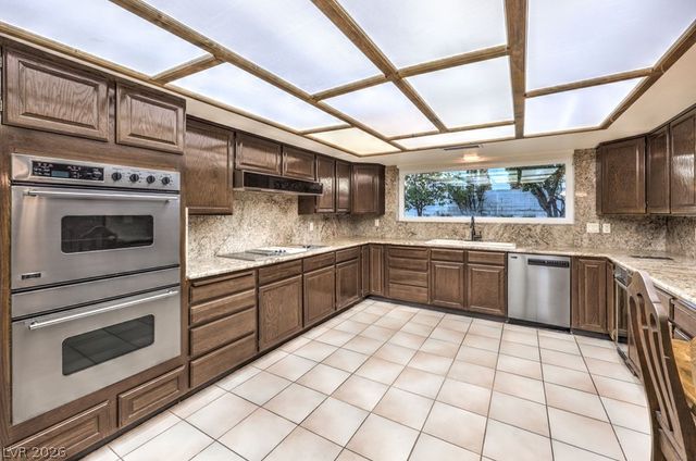 2135 South Cimarron Road, Las Vegas, NV 89117