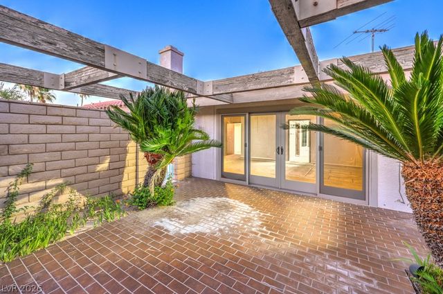 2135 South Cimarron Road, Las Vegas, NV 89117