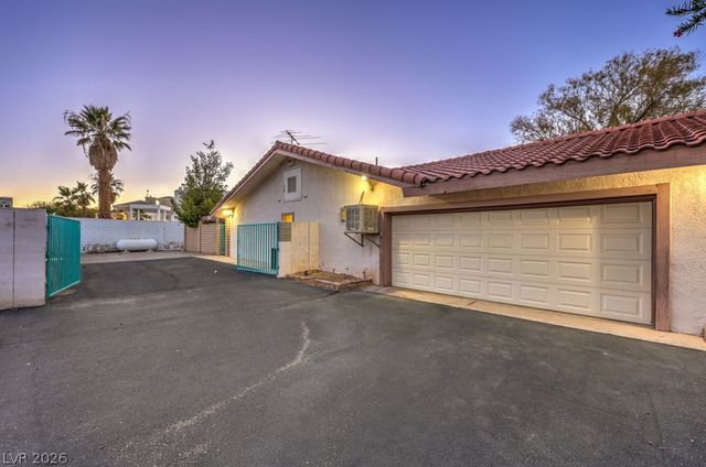 2135 South Cimarron Road, Las Vegas, NV 89117