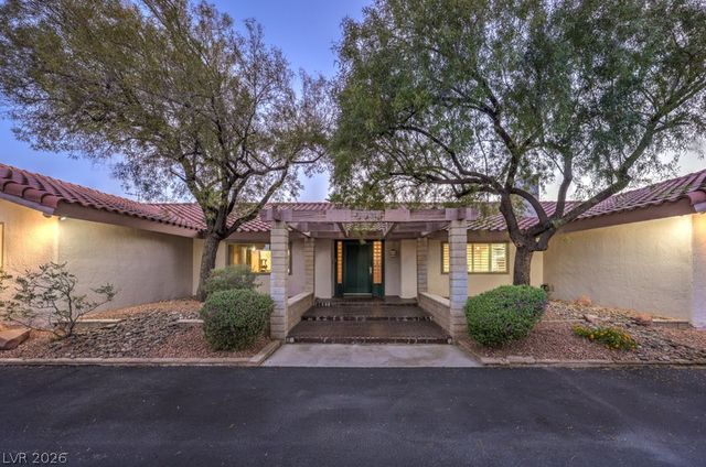 2135 South Cimarron Road, Las Vegas, NV 89117