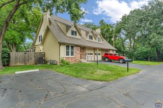 2906 SW Foxcroft 3 CT, Topeka, KS 66614