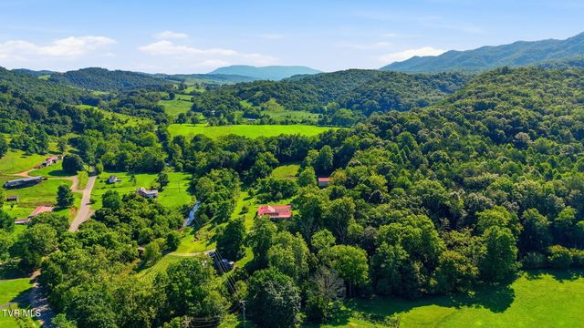 7120 Moccasin Valley Road, Lebanon, VA 24266