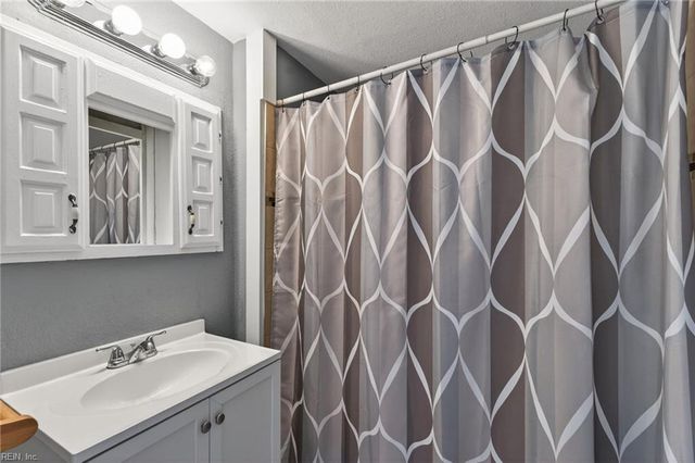 25 W Cummings AVE, Hampton, VA 23663