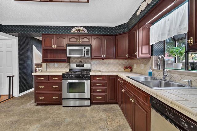 4121 W DE LEON STREET, Tampa, FL 33609