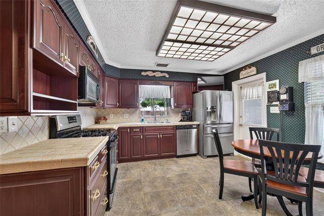4121 W DE LEON STREET, Tampa, FL 33609