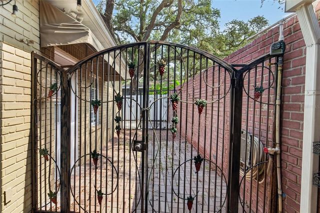 4121 W DE LEON STREET, Tampa, FL 33609