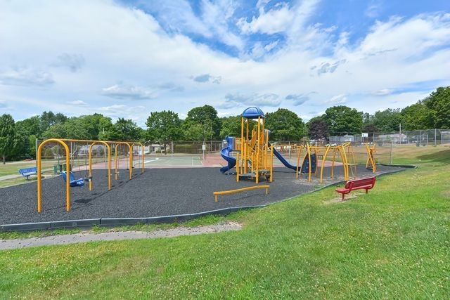 4 Edgemont Ave, Reading, MA 01867